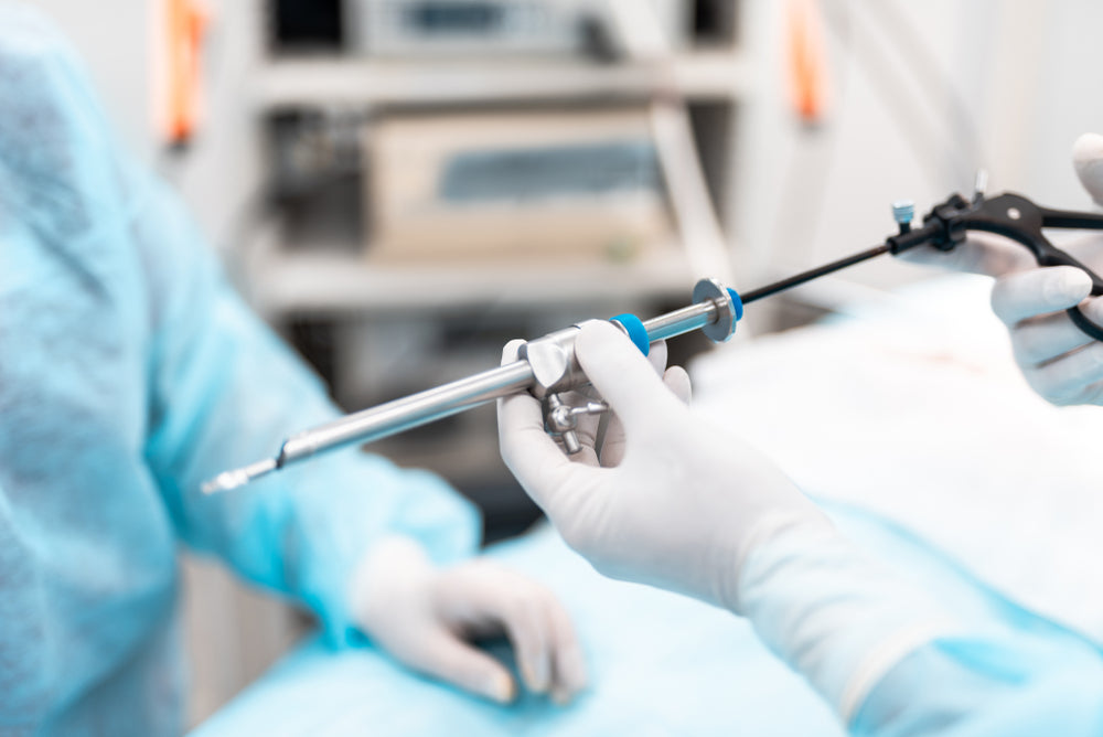 
          
            Picture of a surgeon with gloves holding a trocar
          
        